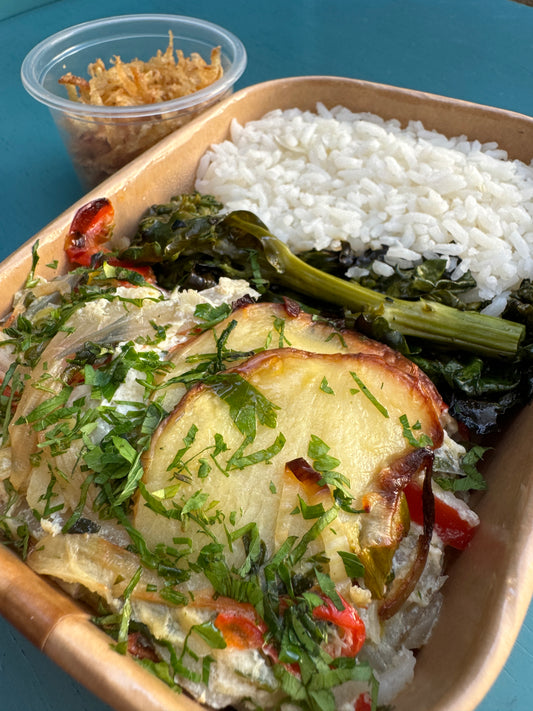 Bacalhau de forno, arroz branco, brócolis e batata palha